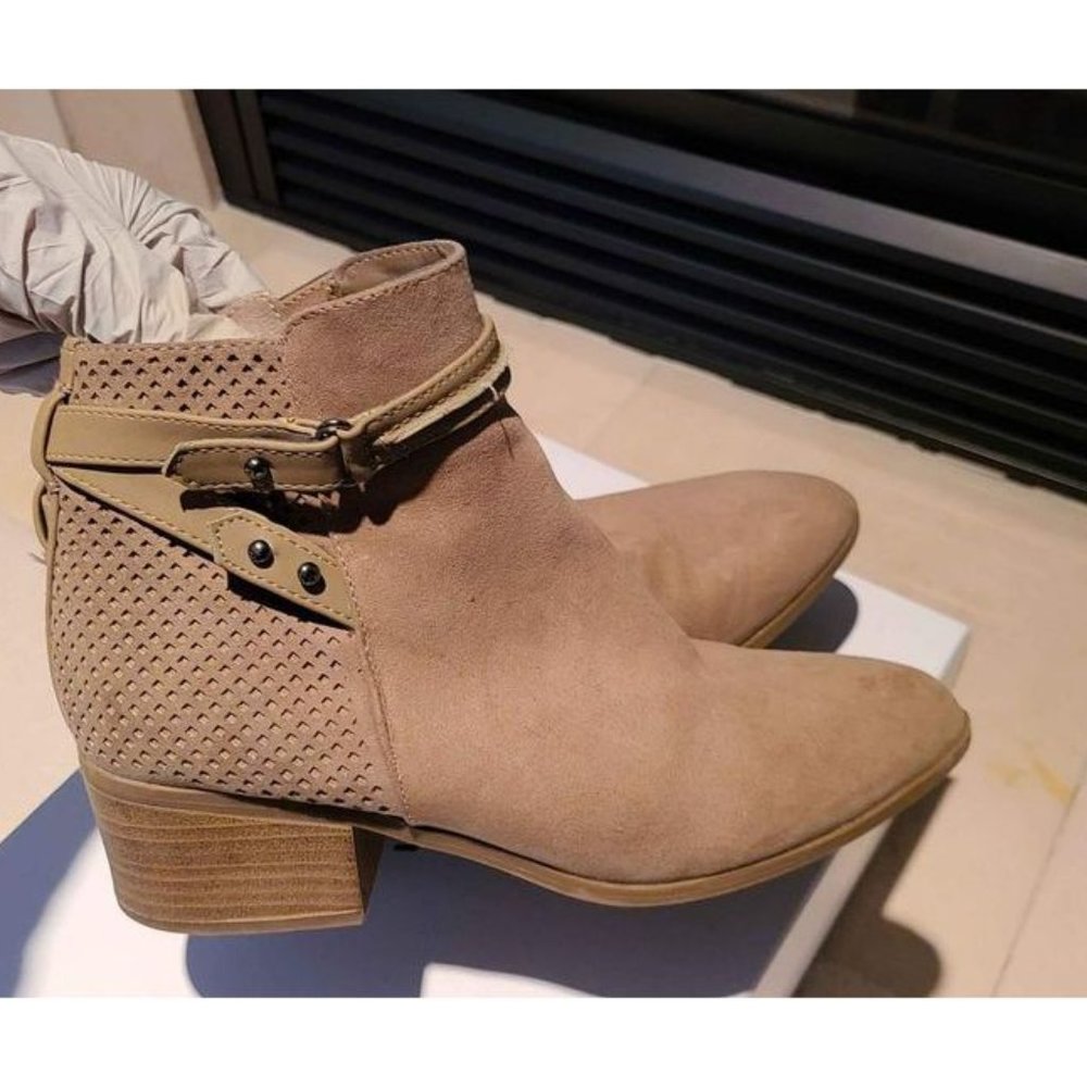 NEW r2 Kerri Brown Ankle Booties Strap Buckle Size 7.5